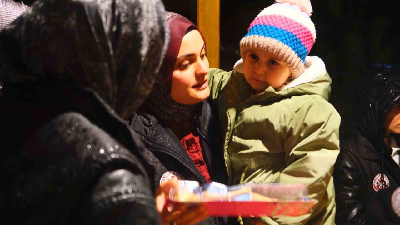 Minik Hümeyra’ya umut olmak için evinin önünde sürpriz yaptılar
