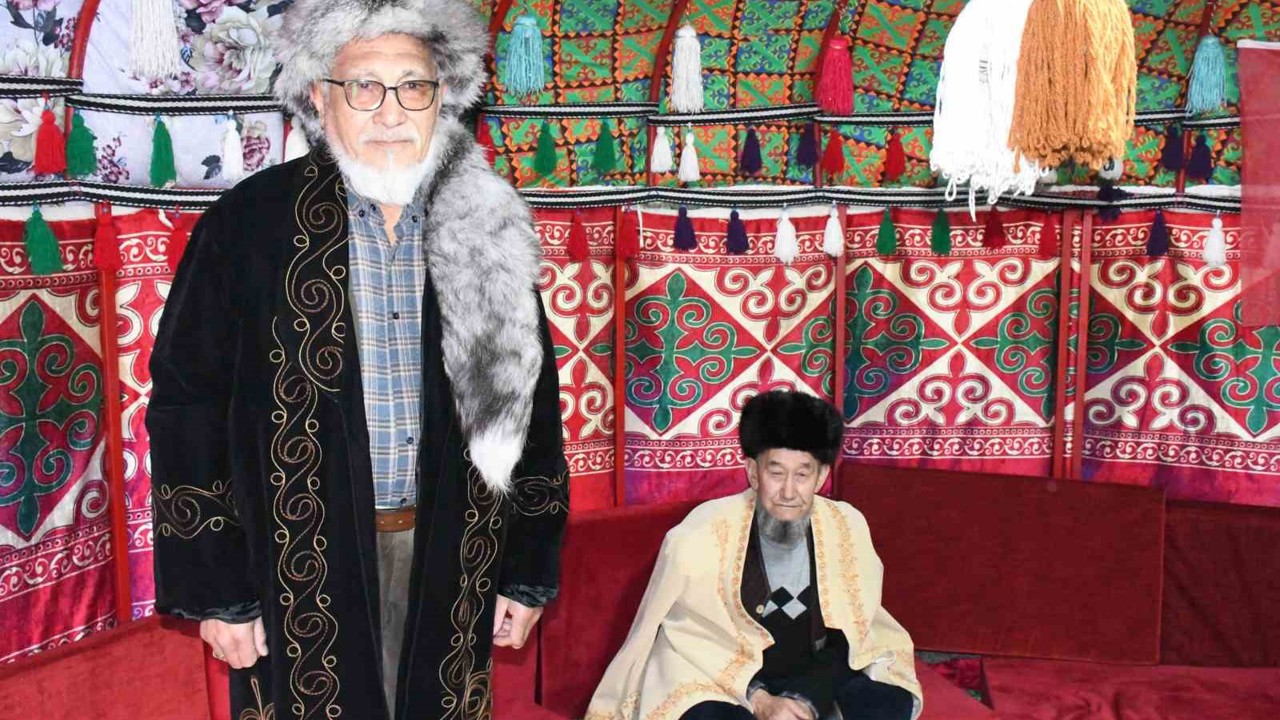 Kırgız aksakallıları otağ çadırında geçmişi yâd ediyor
