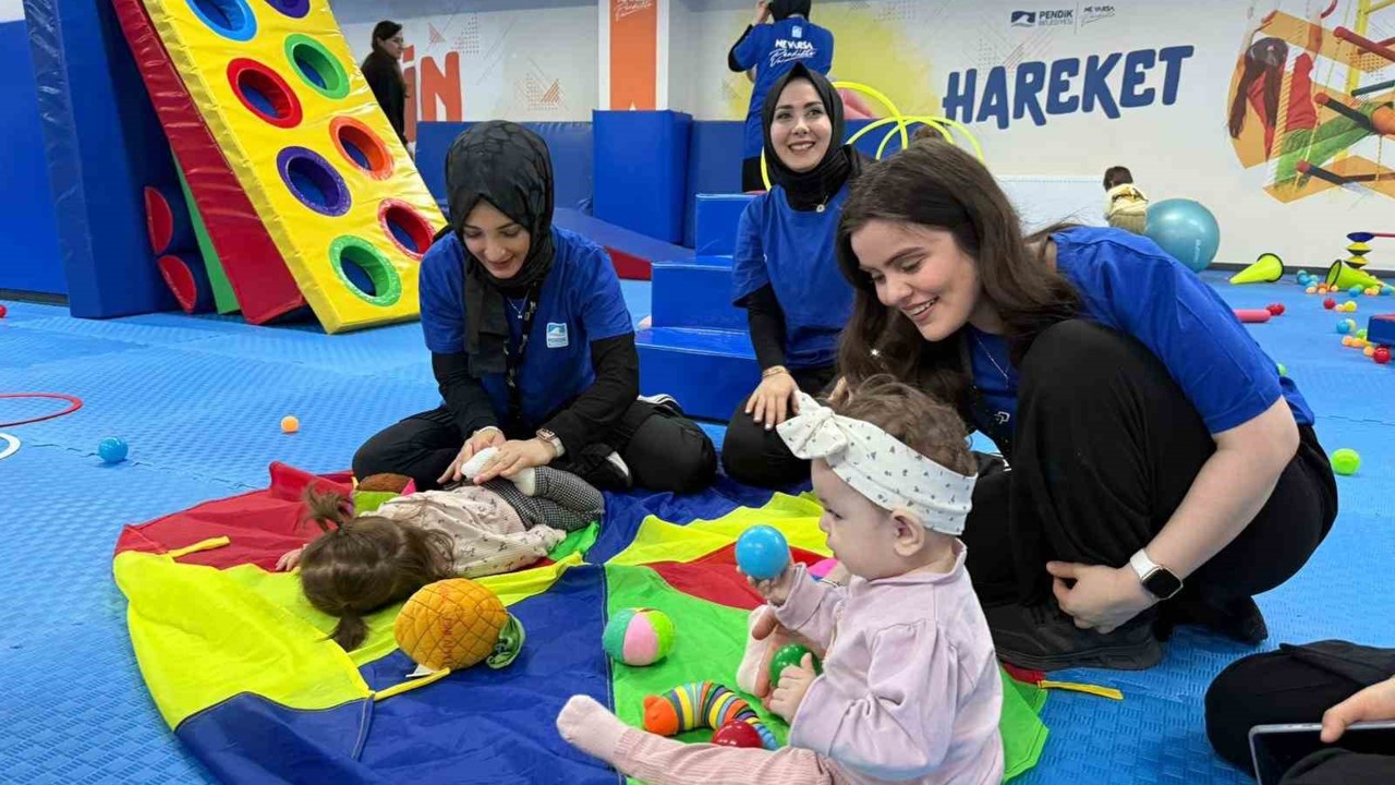 Pendik’te anne ve bebekler aynı minderde jimnastik yapıyor
