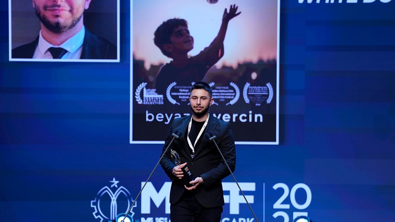 HKÜ mezunu ve yüksek lisans öğrencisi Berkay Ellek’in Yapay Zeka ile Ürettiği "Sultan’ın Taşı" filmi Berlin’de Türkiye’yi temsil edecek
