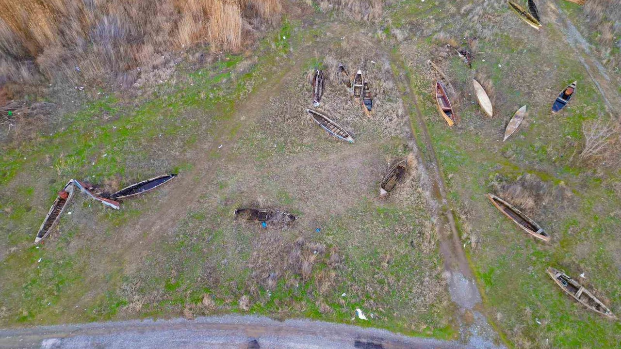 Eber Gölü’nün simgesi kayıklar suya değil, sertleşmiş toprağa hapsoldu
