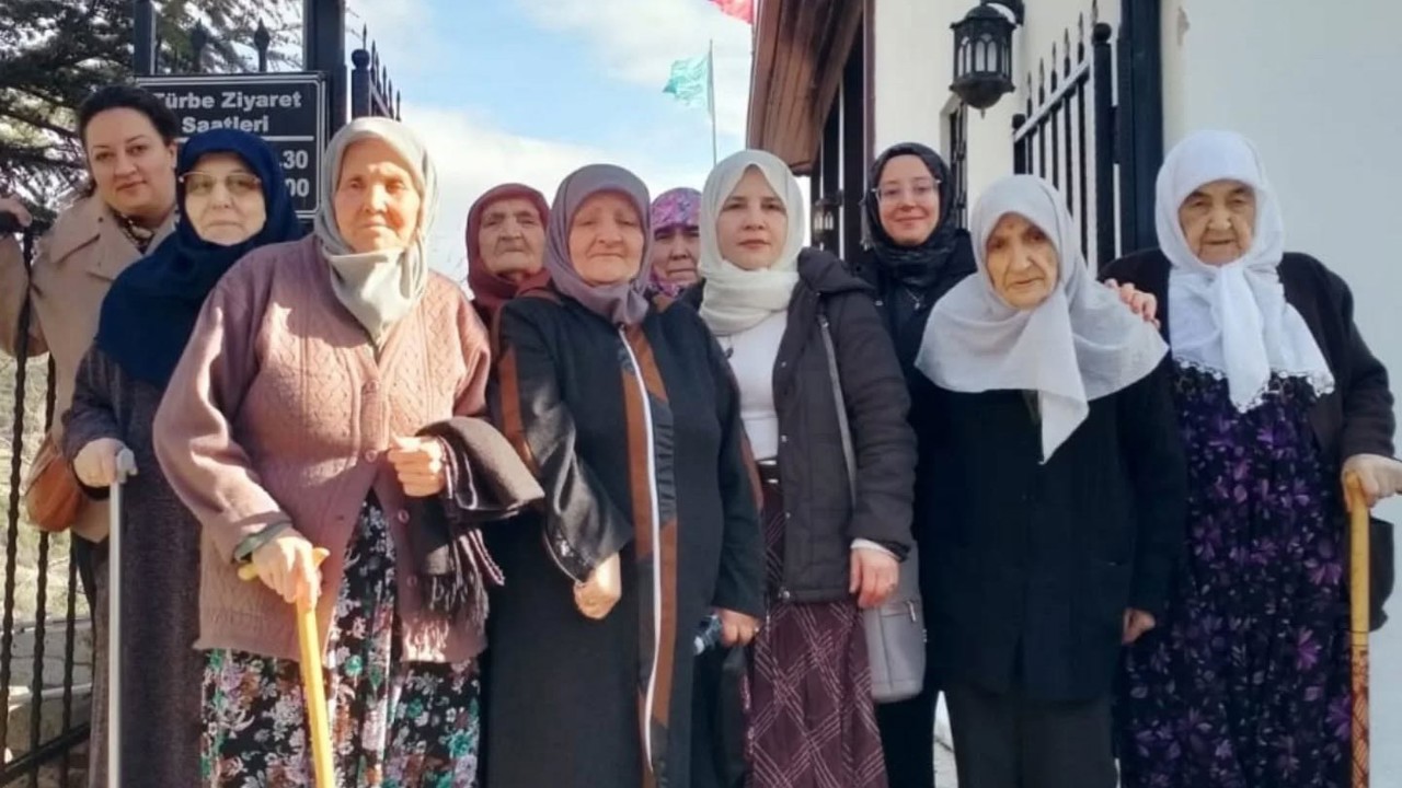 Huzurevi sakinleri Şeyh Edebali Türbesinde
