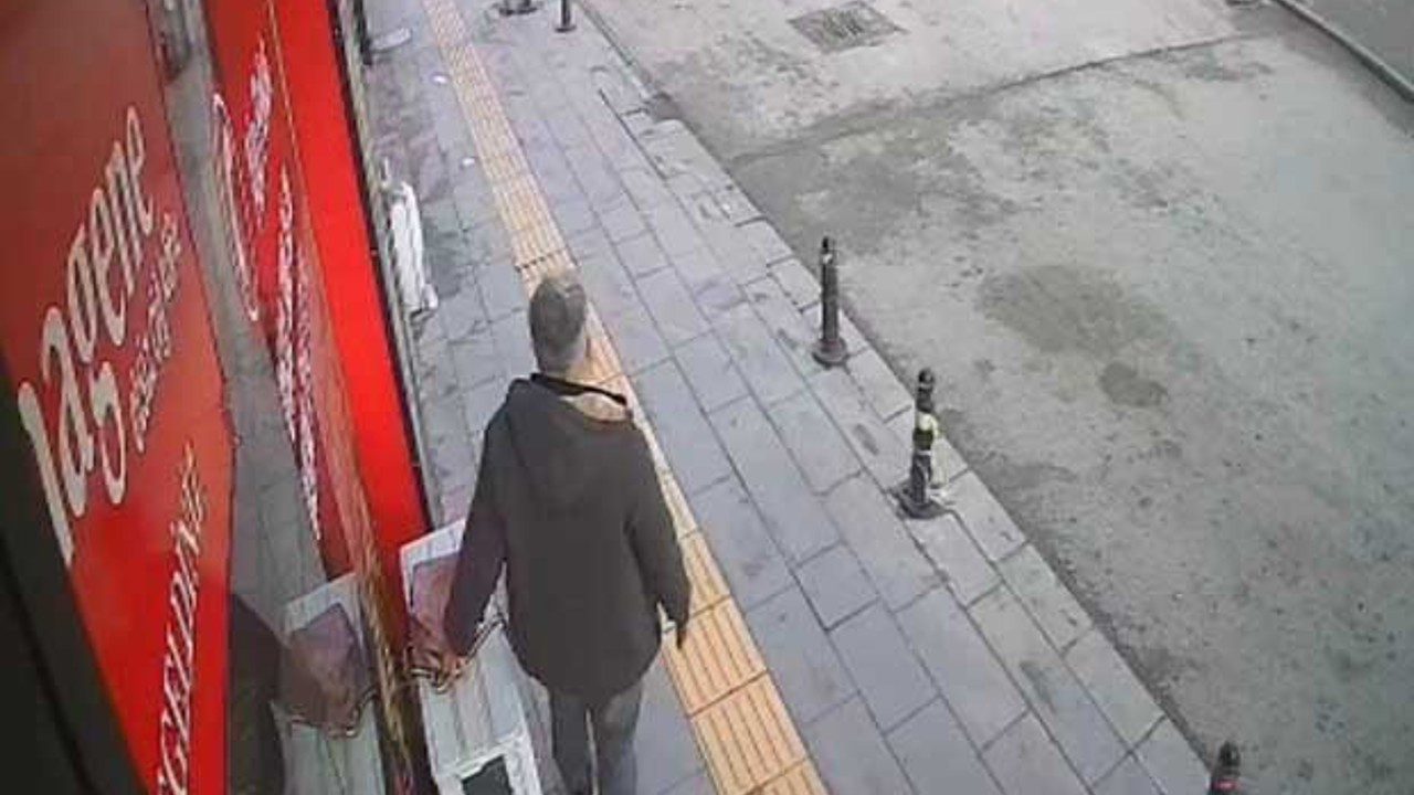 İmamın sahibi gelir alır diye bıraktığı çantayı kaşla göz arasında çaldı
