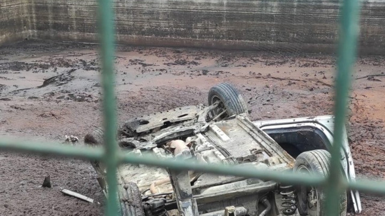 Gökçeada’da yoldan çıkan otomobil fabrikanın bahçesine uçtu: 4 yaralı
