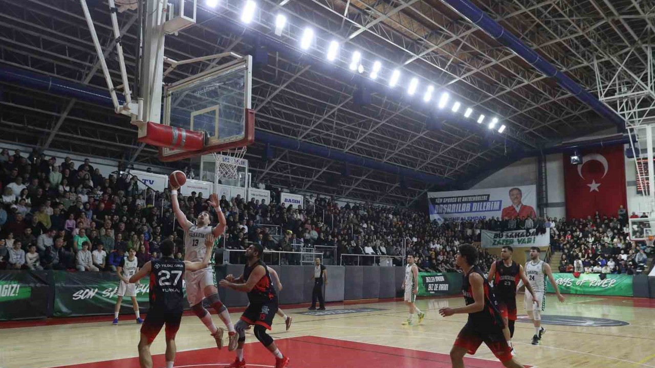Sakarya Büyükşehir Basketbol liderliğini sürdürdü
