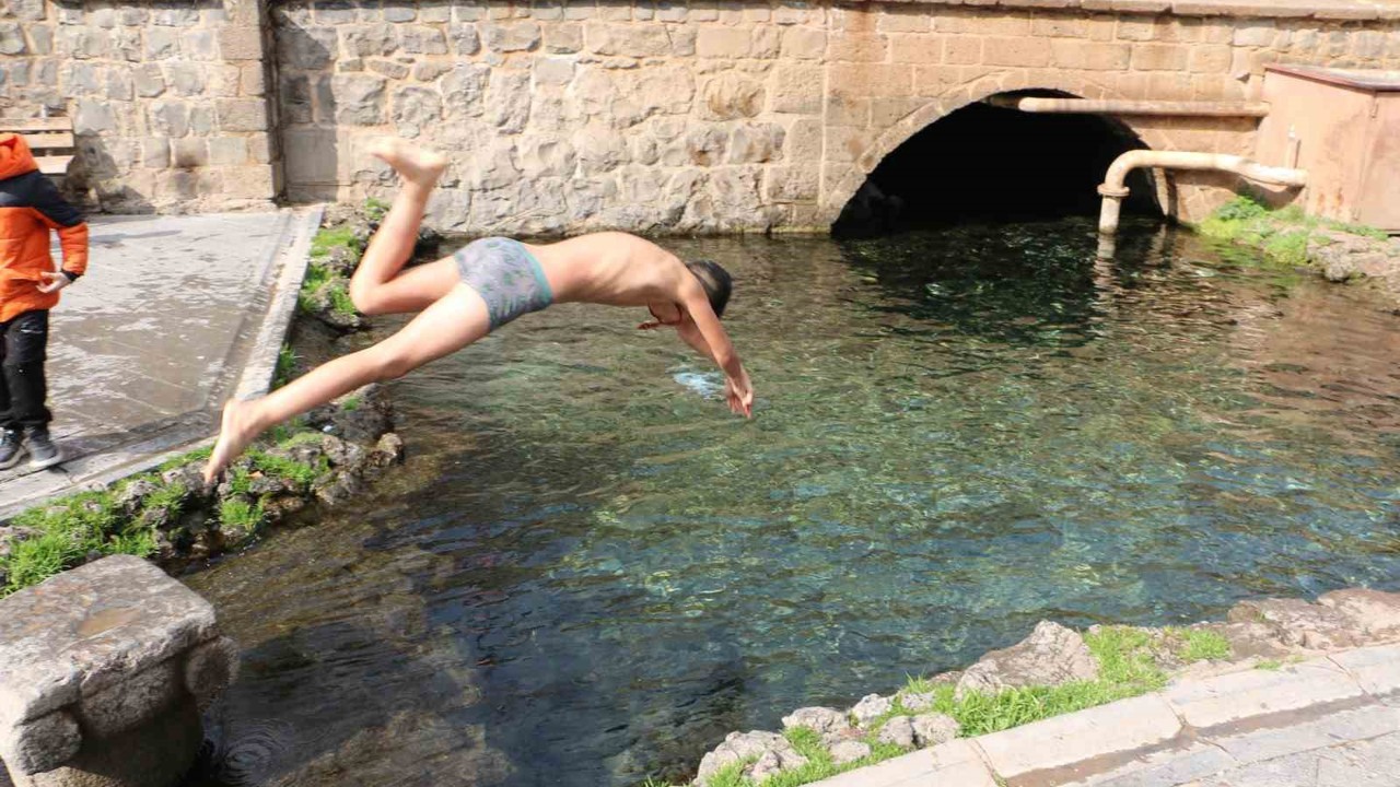 Güneşi gören çocuklar Anzele Parkı’na koştu
