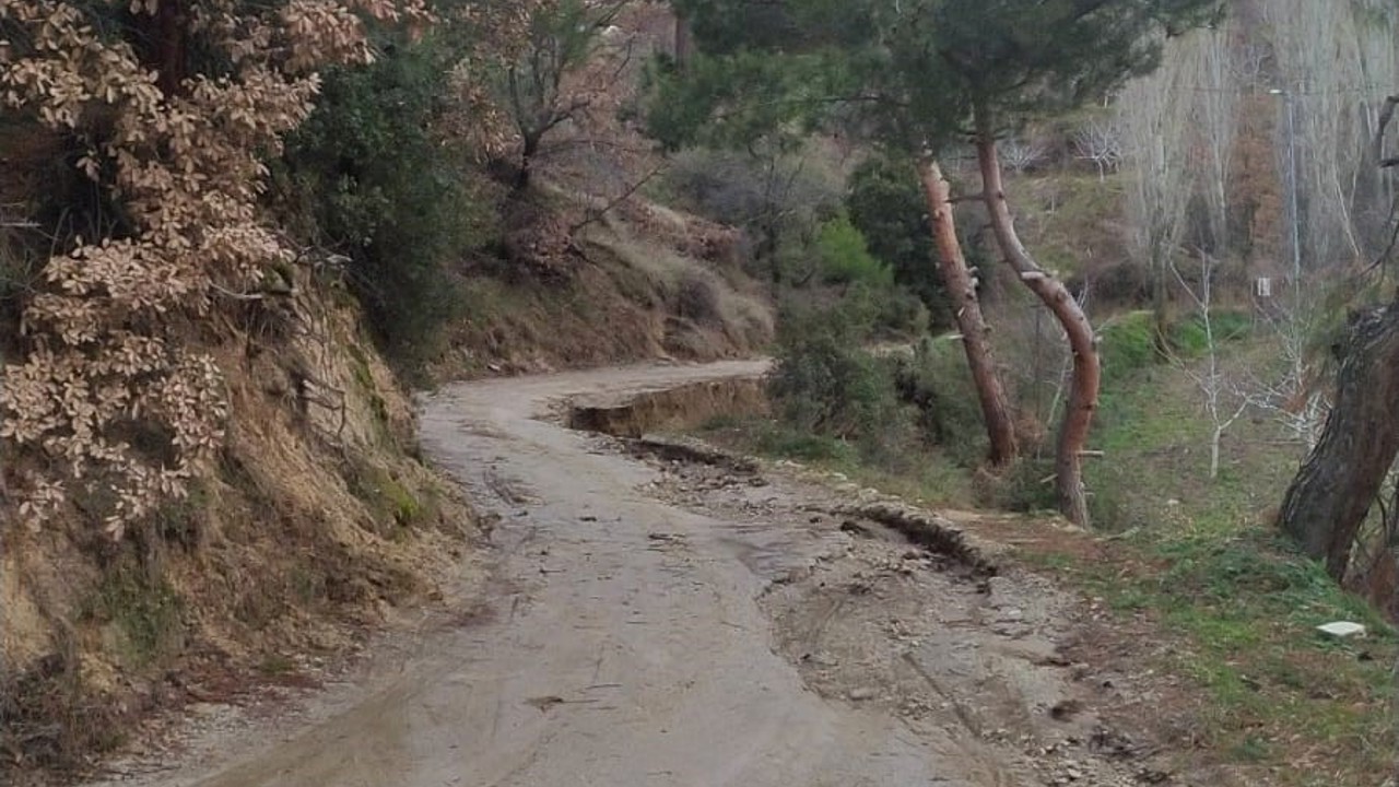 Bozuk yol yağışların ardından çileye döndü
