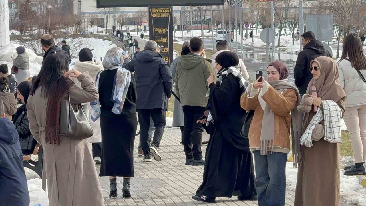 Tatvan’da bahar havası: Van Gölü Sahili’nde yoğunluk

