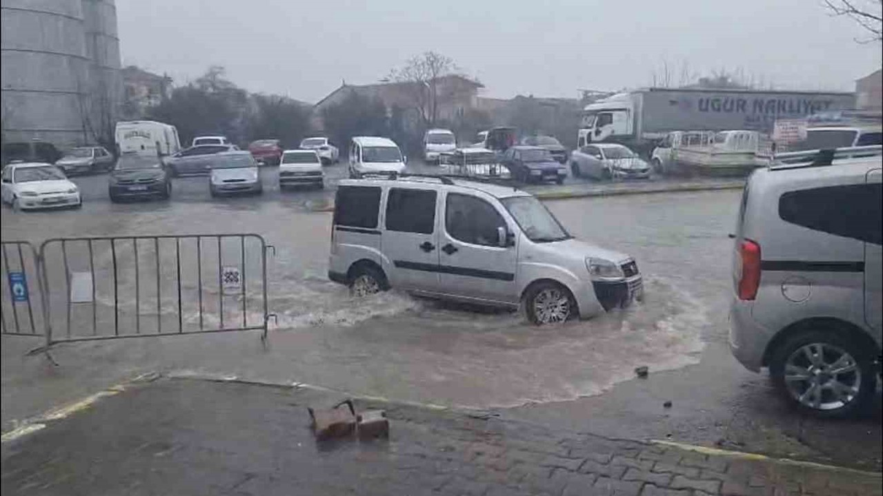 Sağanak yağış hayatı olumsuz etkiledi
