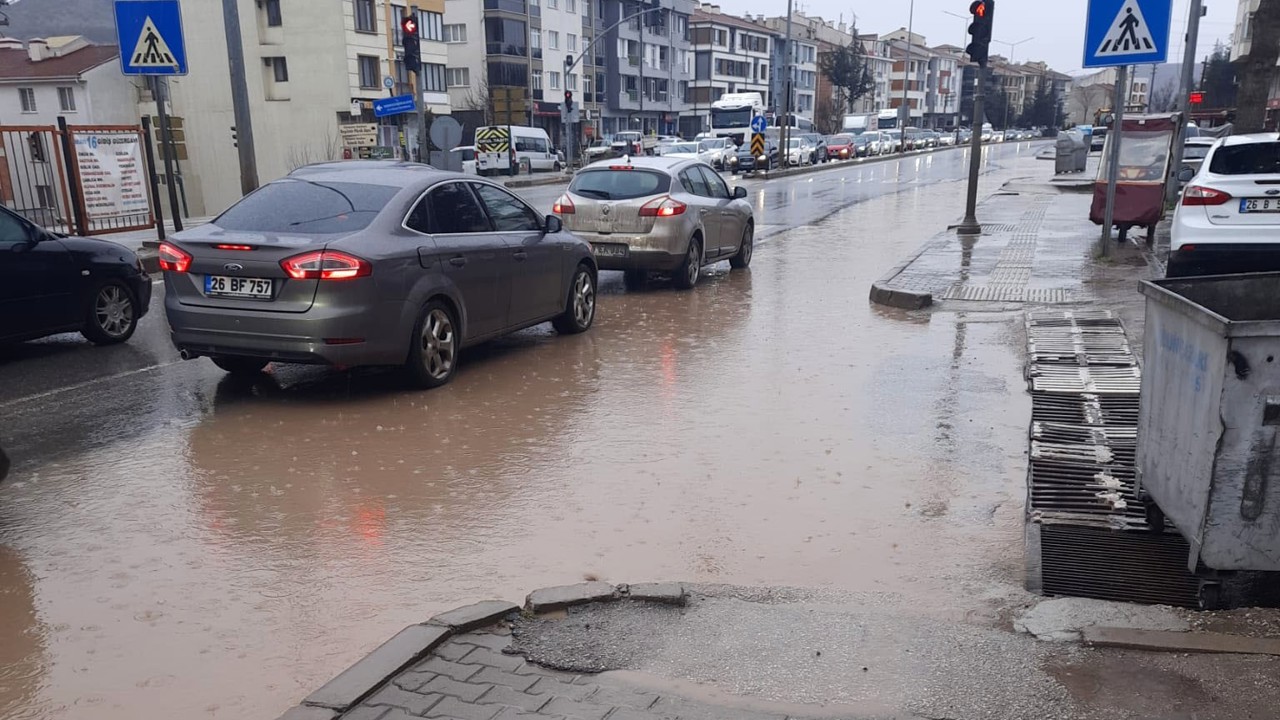 Cadde göle döndü, sürücüler zor anlar yaşadı
