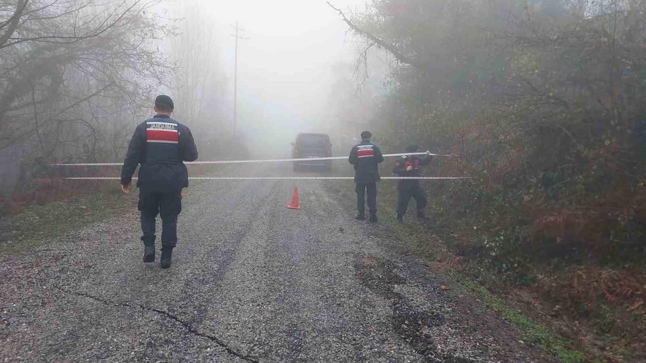 Türkeli’de heyelan nedeniyle köy yolu ulaşıma kapandı
