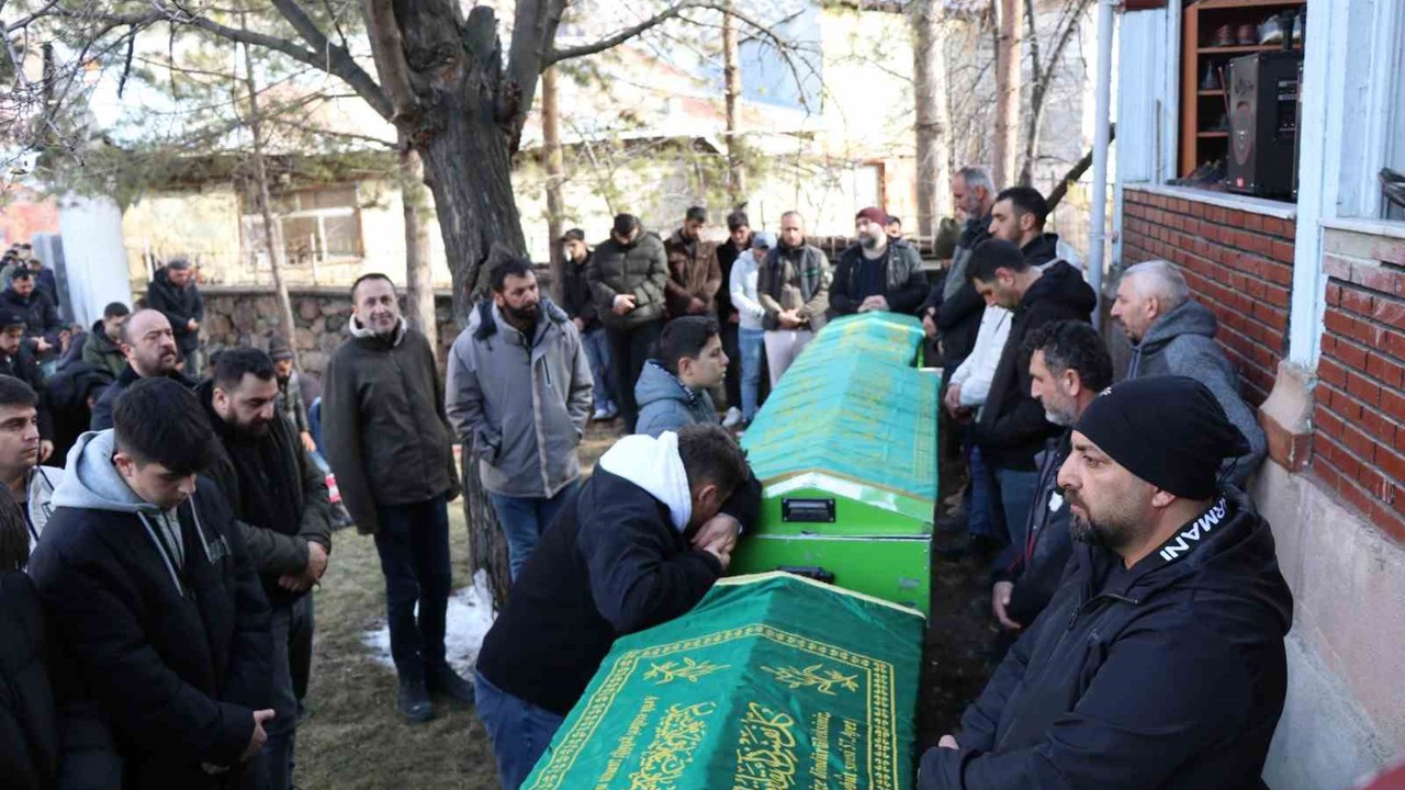 Erzurum’da trafik kazasında vefat eden iki kardeş ve bir arkadaşa hüzünlü veda
