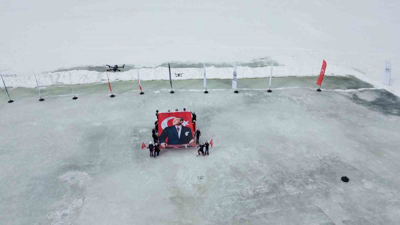 Kars Çıldır Gölü’nde buz üstünde muhteşem şölen
