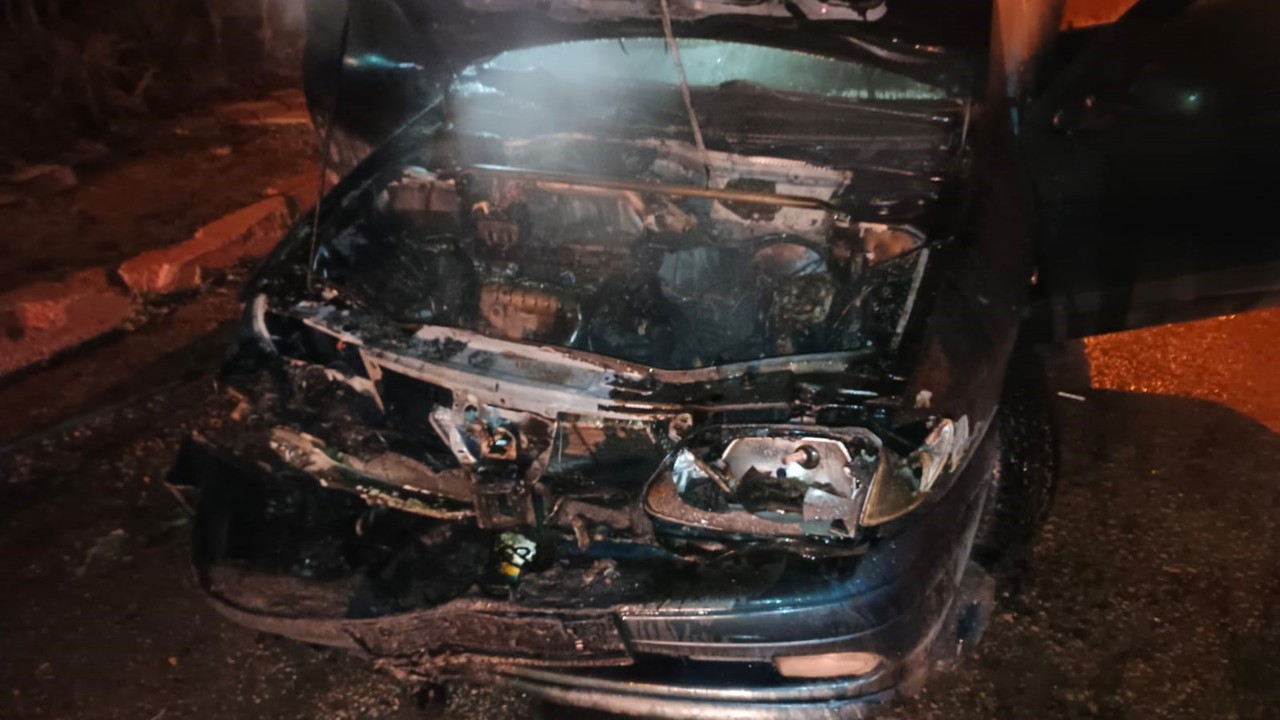 Park halindeki otomobil alev alev yandı
