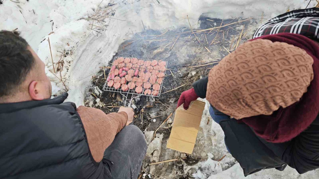 Donan Nazik Gölü üzerinde sucuk ekmek keyfi
