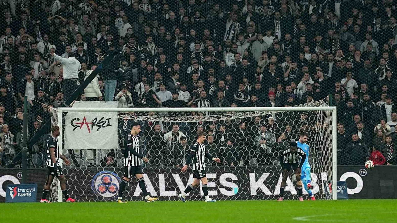 Trendyol Süper Lig: Beşiktaş: 1 - Corendon Alanyaspor: 2 (İlk yarı)
