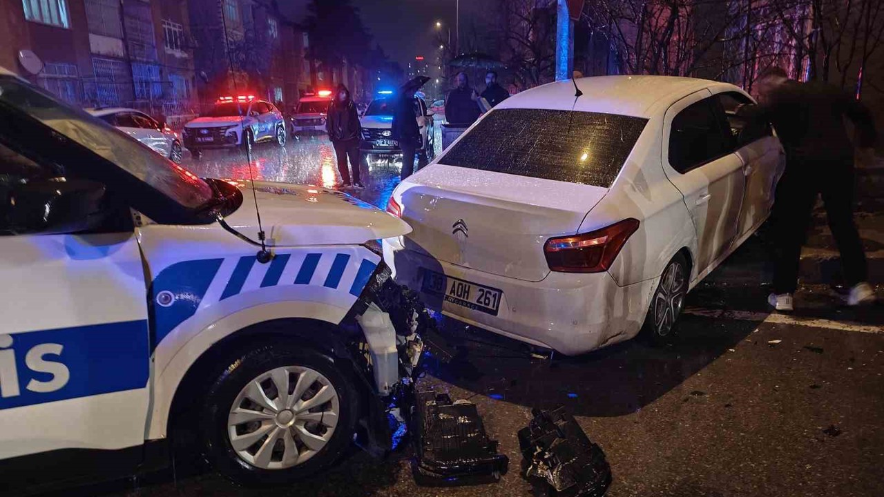 Kayseri’de polis aracı ile otomobil çarpıştı: 1 yaralı
