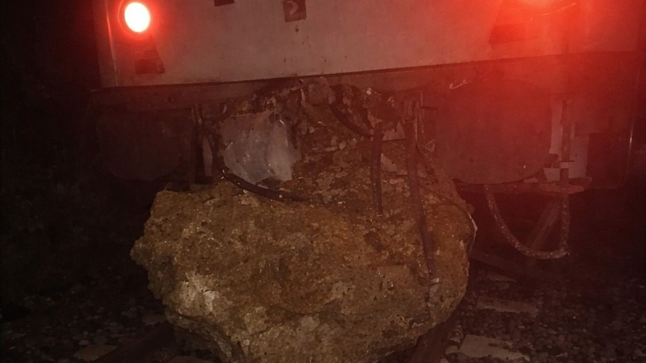 Düşen kaya treni raydan çıkardı, yolcular otobüslerle nakledildi

