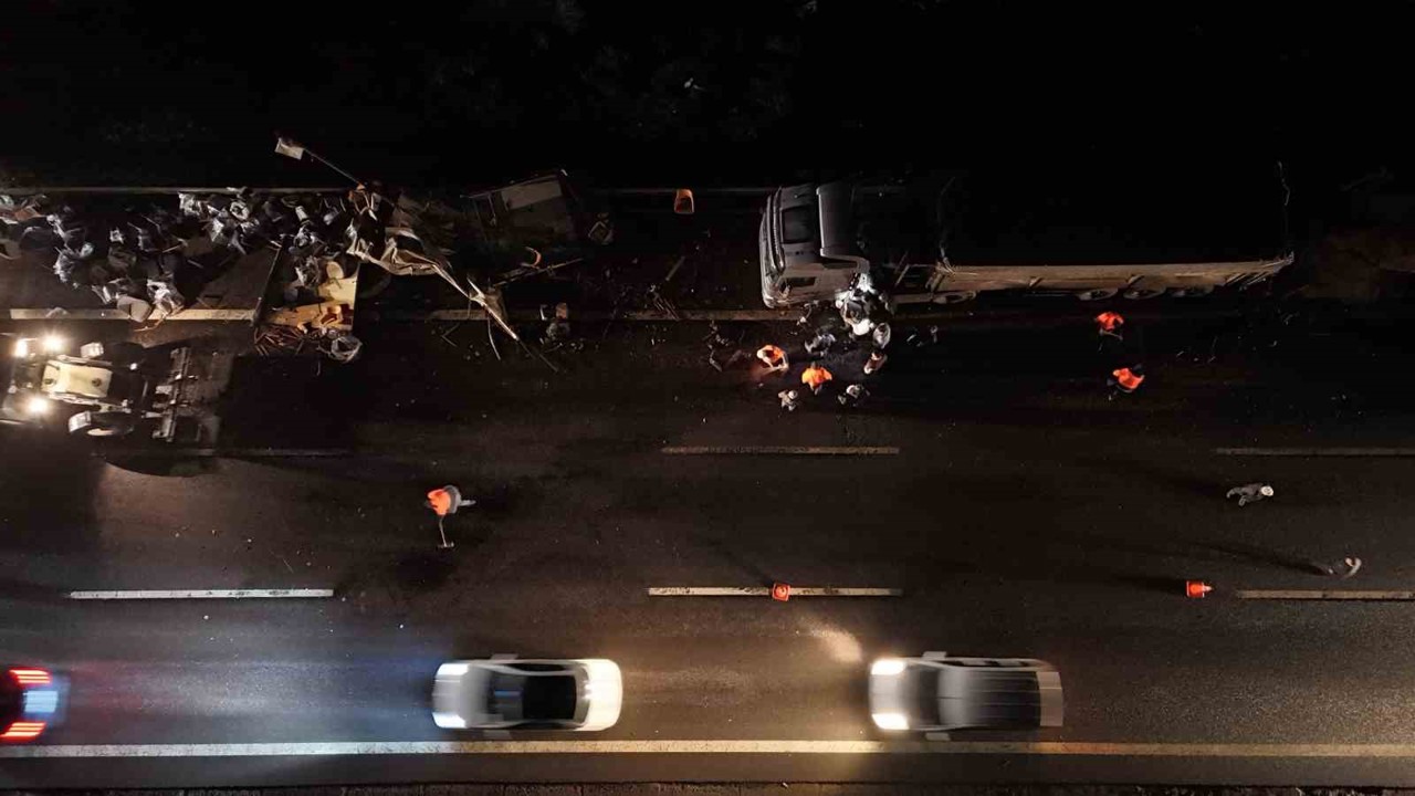 TEM’de mobilya yüklü kamyon ile tır çarpıştı: 1 yaralı
