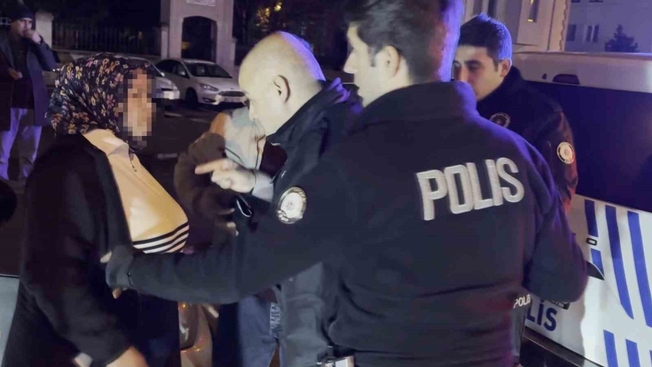 Kavga sonrası gözaltına alınan şahıs "Kapıyı kapatmayın" derken, annesi "Adam öldürmedi, çıkarın benim çocuğumu" dedi
