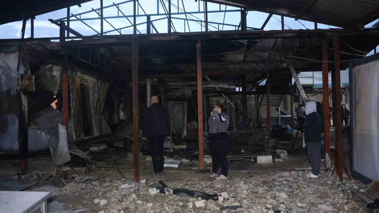 Depremde evleri yıkılan aile yangınla birlikte ikinci kez yuvasız kaldı
