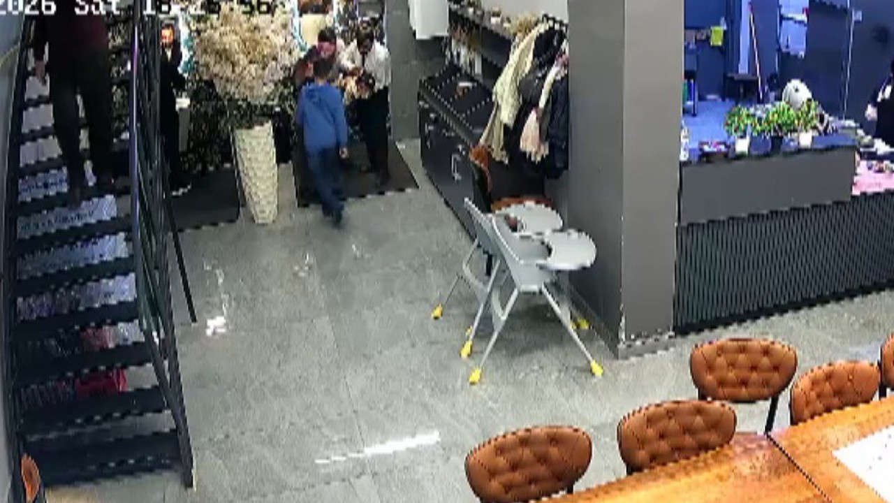 O anlar kamerada: Şefin Heimlich müdahalesi bebeği hayata bağladı
