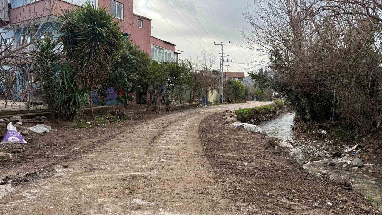 Kemer’de şiddetli yağış nedeniyle çöken yol onarıldı
