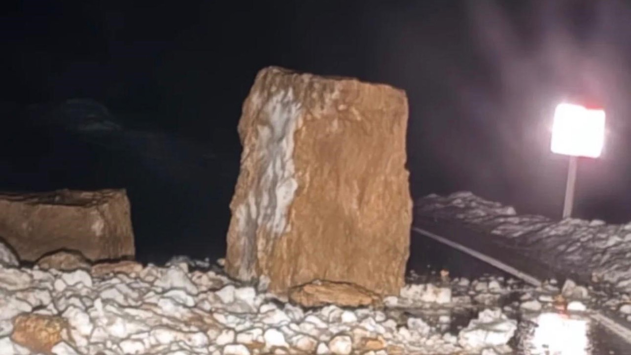 Şırnak’ta dev kayalar yolu kapattı

