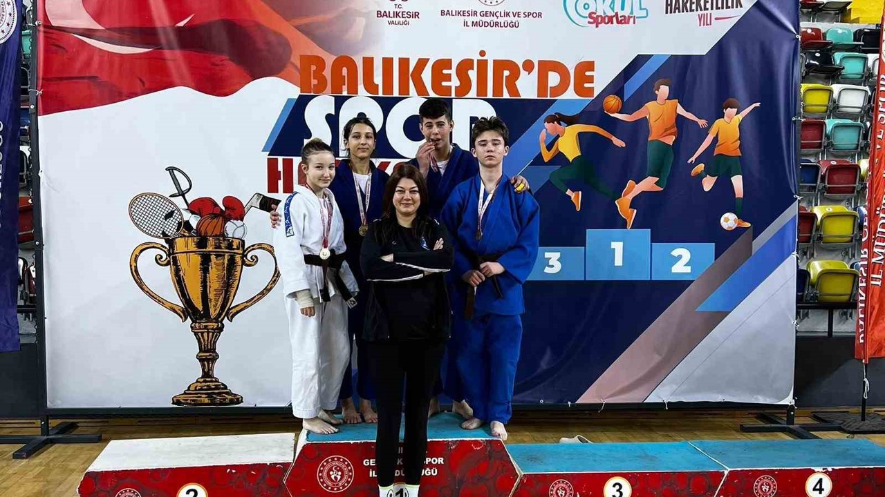 Balıkesir Büyükşehir’in sporcuları güreş ve judoda 18 madalya topladı
