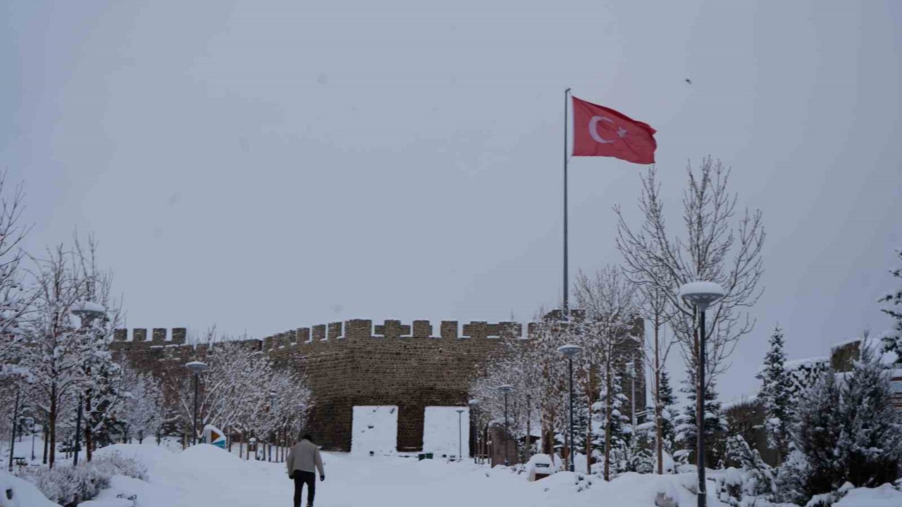 Erzurum yine beyaza büründü: 775 köy yolu ulaşıma kapandı
