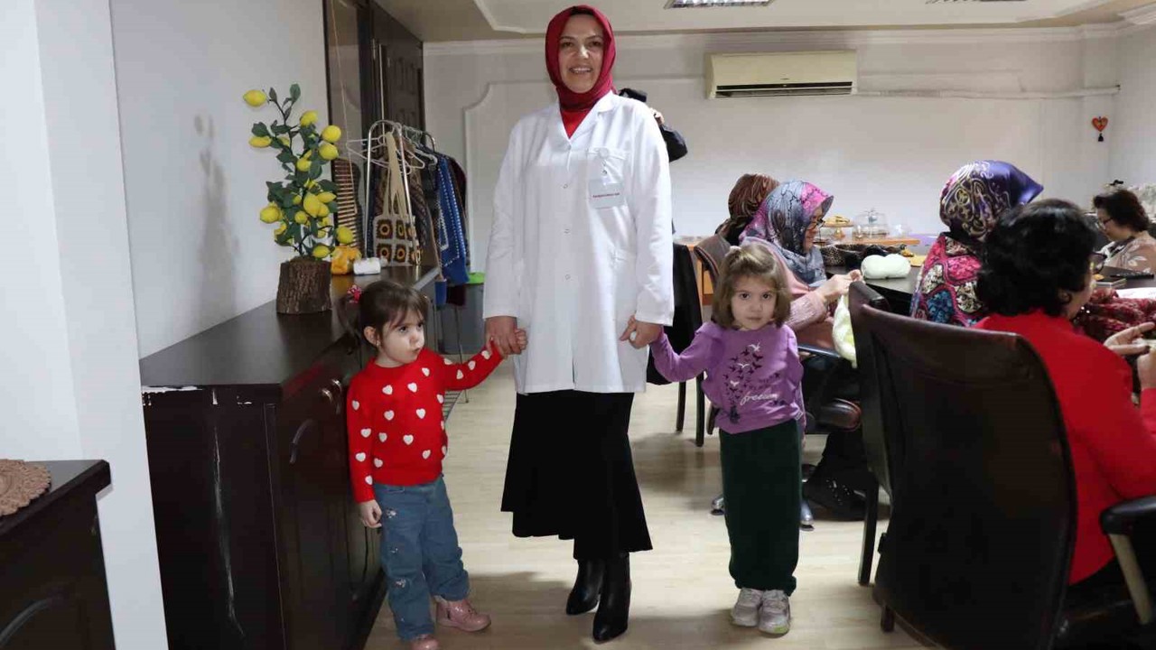 Kadınlar halk eğitimiyle hem sosyalleşiyor hem de gelir elde ediyor
