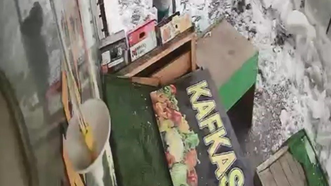 Kars’ta kar kütlesinden şans eseri kurtuldu
