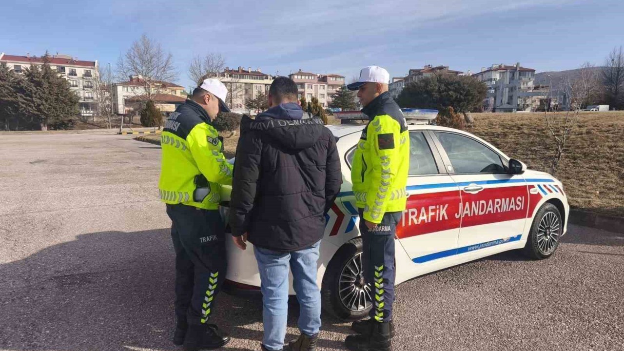Akrobatik hareketler yapan motosiklet sürücüsüne ceza yağdı
