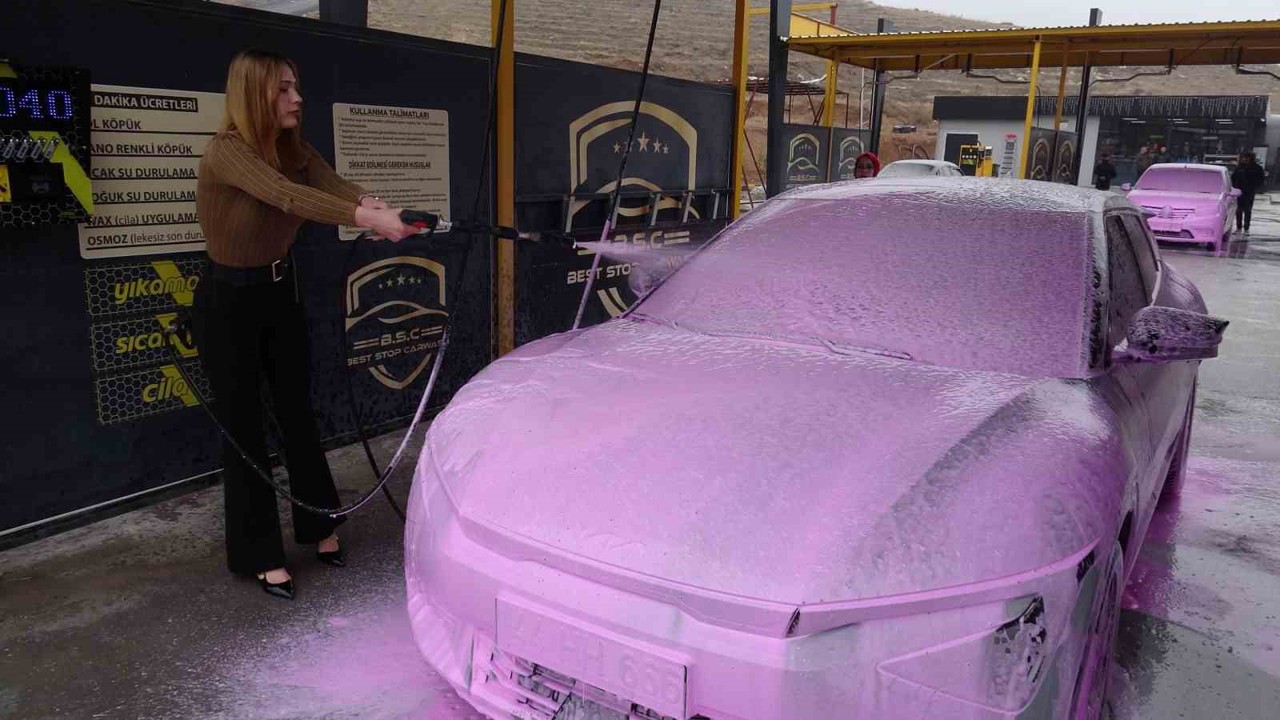 Malatya’da oto yıkamaya renk geldi
