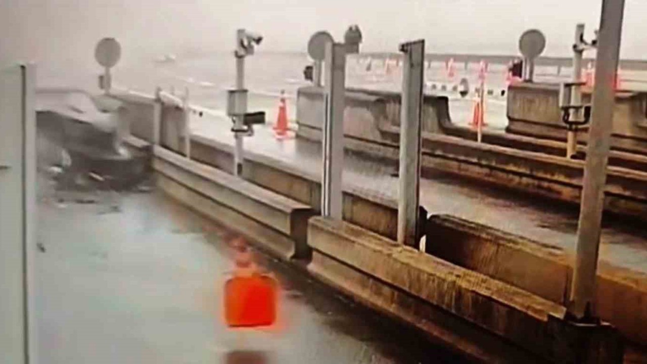 Kuzey Marmara gişelerinde araç bariyerlere çarptı: 1 yaralı
