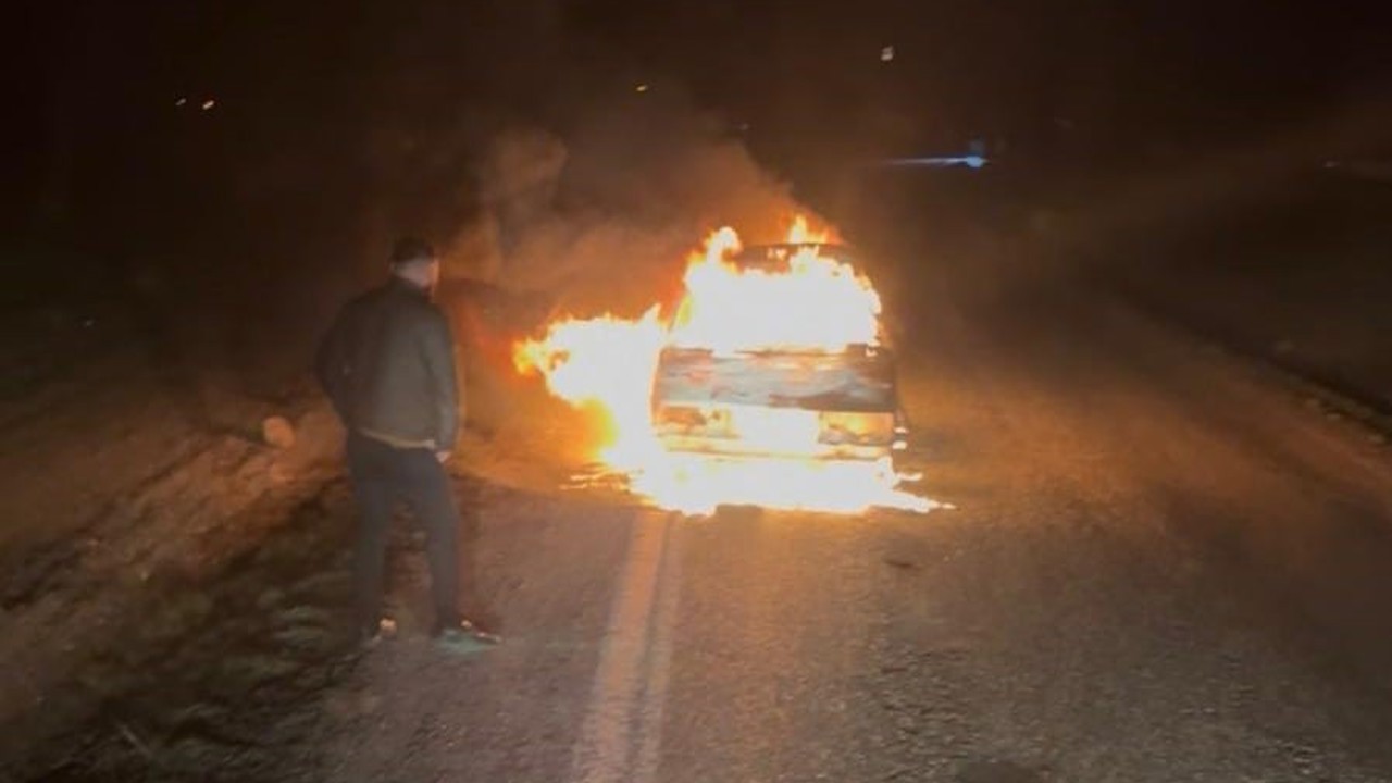 Seyir halindeki otomobil yanarak kullanılamaz hale geldi
