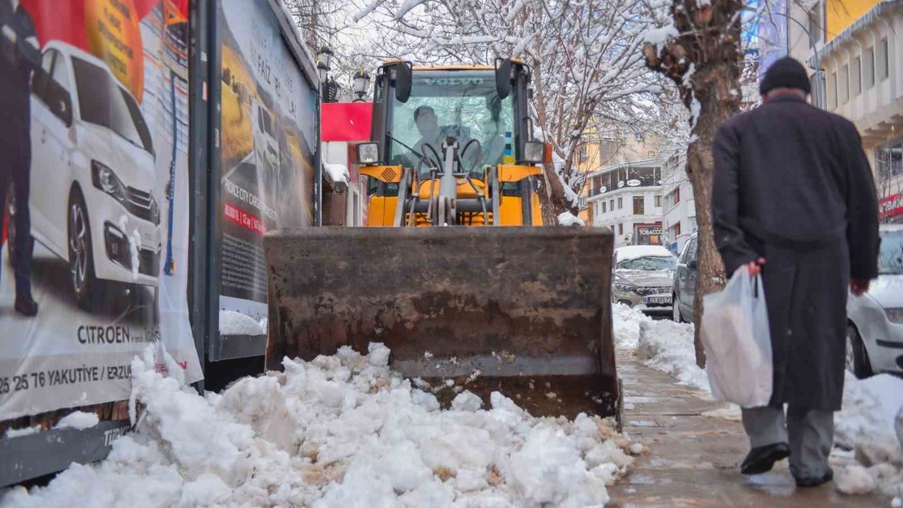Bin 200 personel ve 400 araç sahada karla mücadele yapıyor
