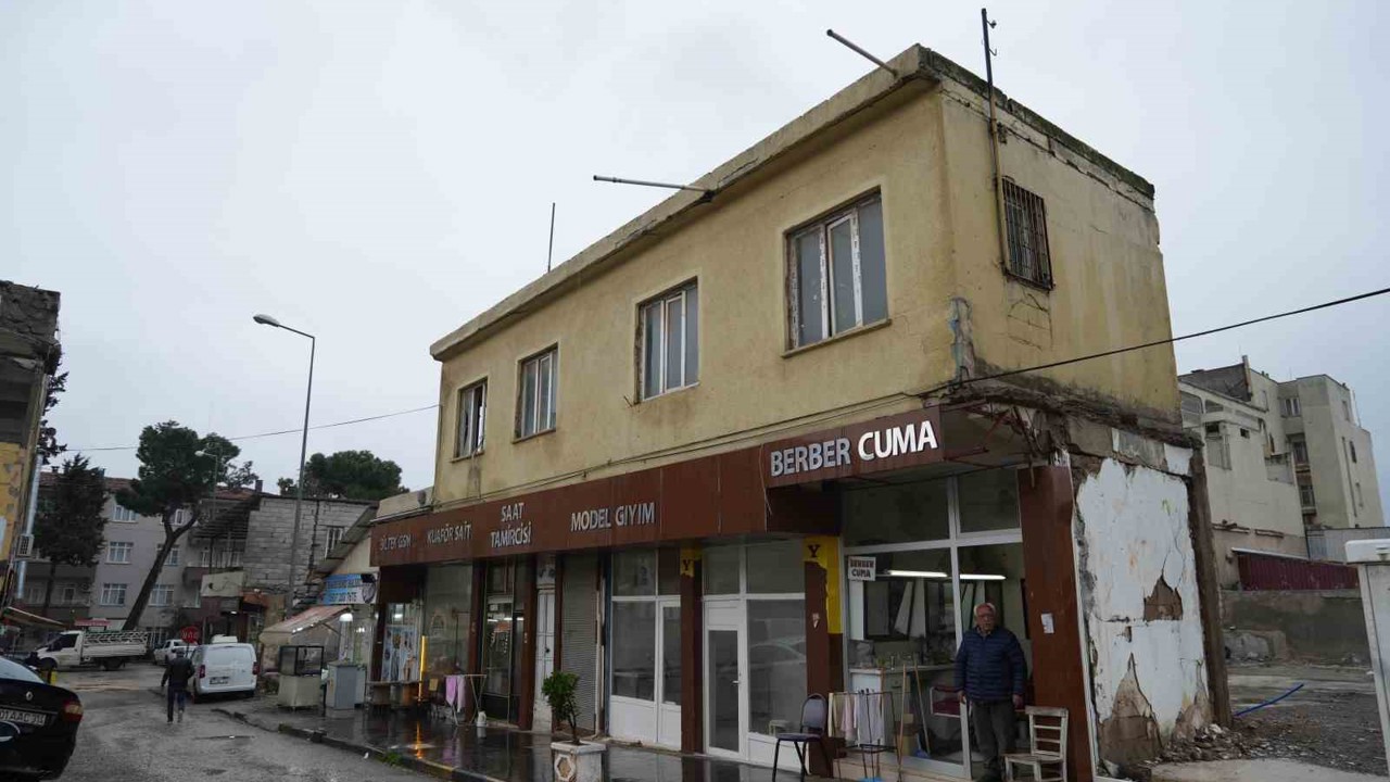 Asrın felaketi meslek aşkını yıkamadı: 50 yıllık berber, hasarlı dükkanını terk etmedi
