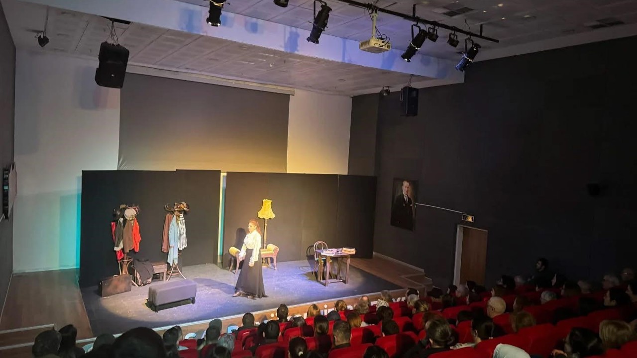 Sarıgöl’de tek kişilik oyun ilgi gördü
