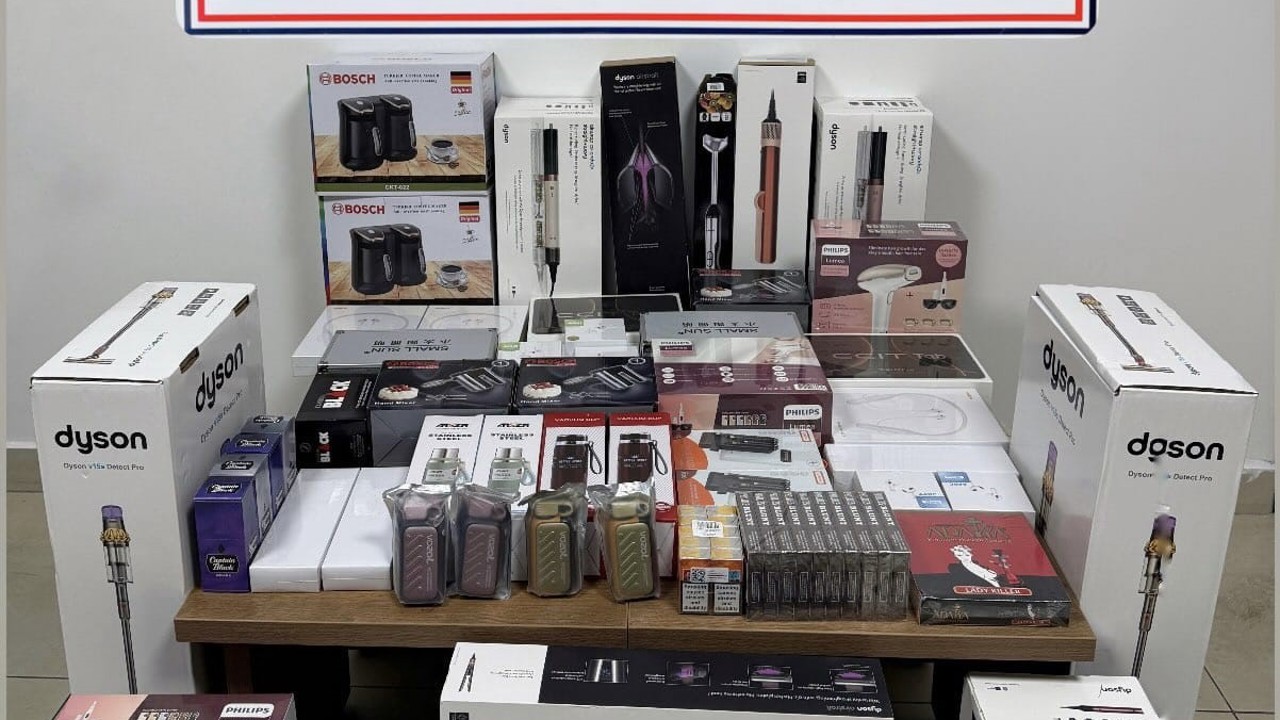 Otobüsteki yolcuların valizinde gümrük kaçağı ürünler ele geçirildi
