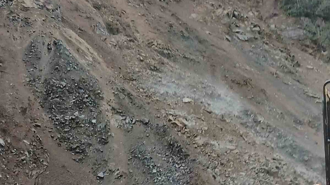 Rize’de heyelan köy yolunu ulaşıma kapattı
