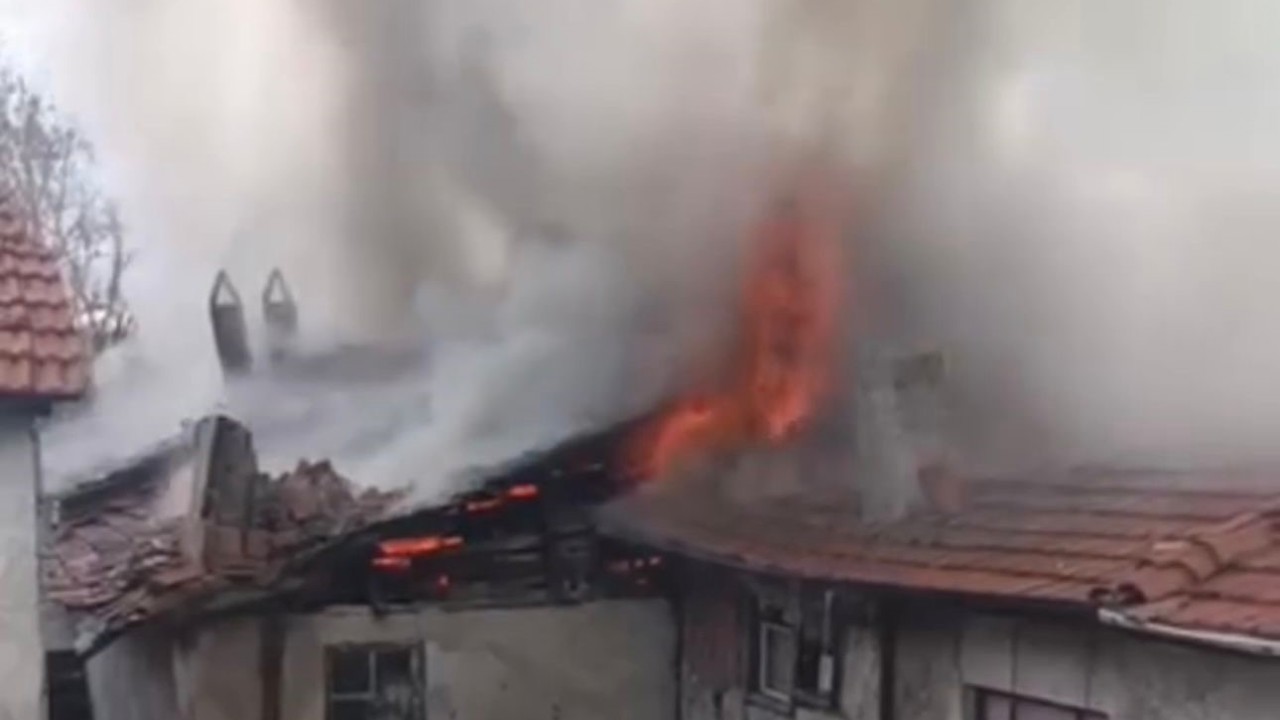 Çankırı’da evin çatısı alevlere teslim oldu
