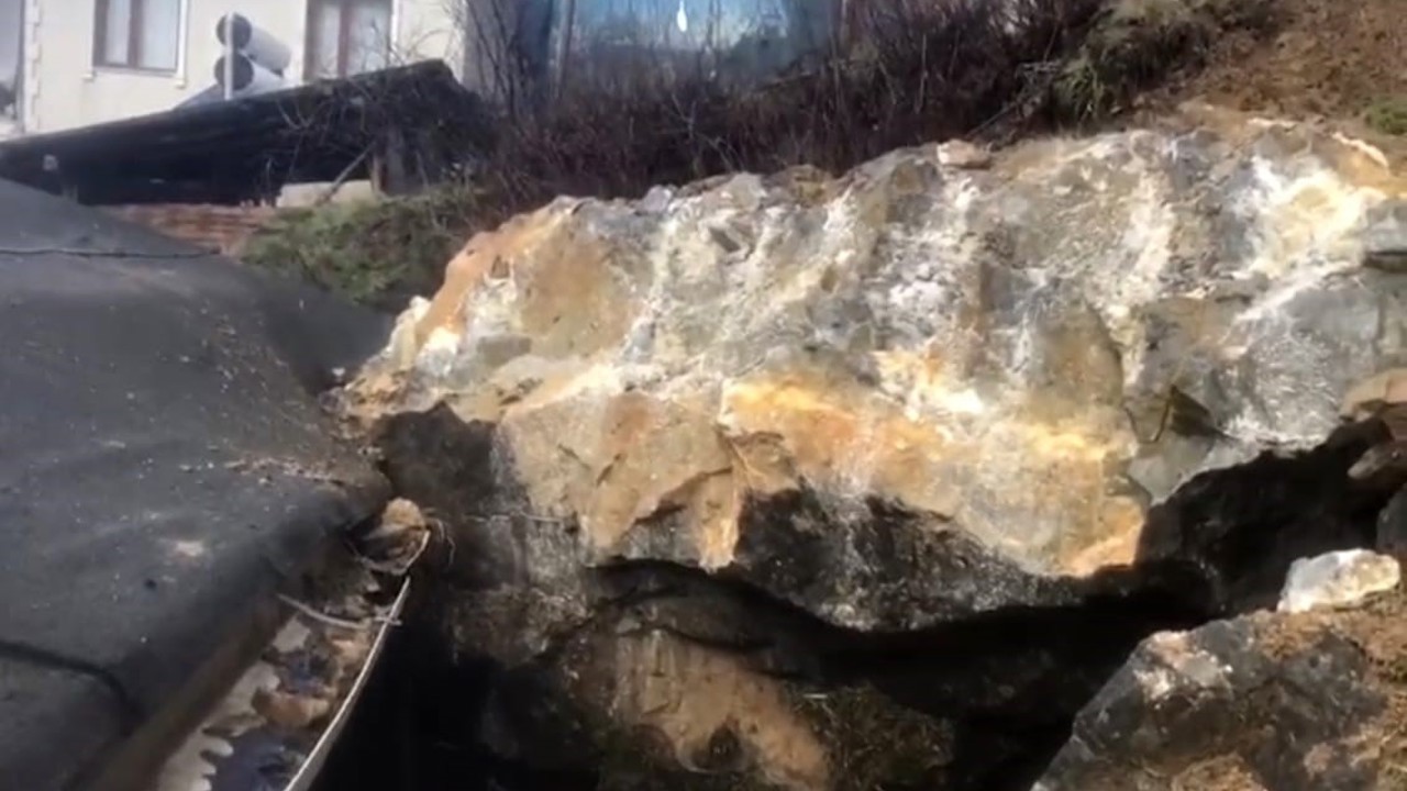 Dev kaya parçası evin çatısına düştü
