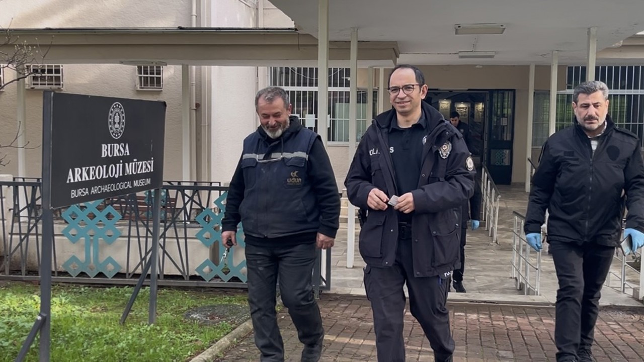 Bursa’da "pes" dedirten olay: Piknikte bulduğu top mermisini 10 gün evinde saklayıp müzeye getirdi
