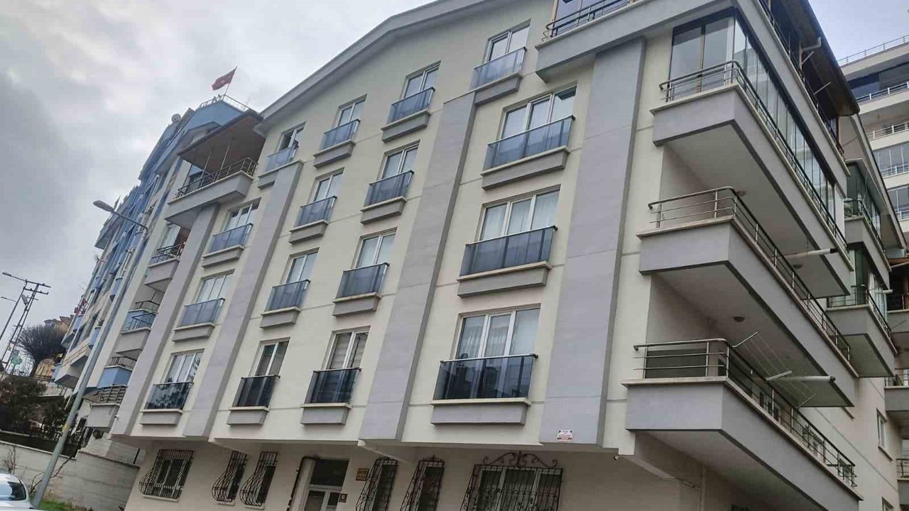 Mamak’taki toprak kayması apartmanların yıkılma riskini artırdı
