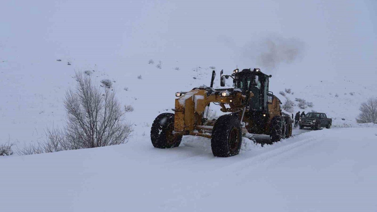 Ağrı’da yoğun kar yağışı: 377 köy yolu ulaşıma kapandı
