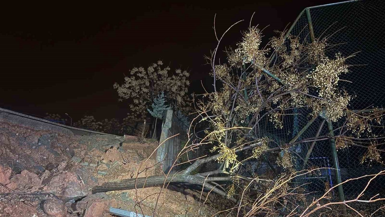 Siirt’te okulun istinat duvarı çöktü, iki okulda eğitime ara verildi
