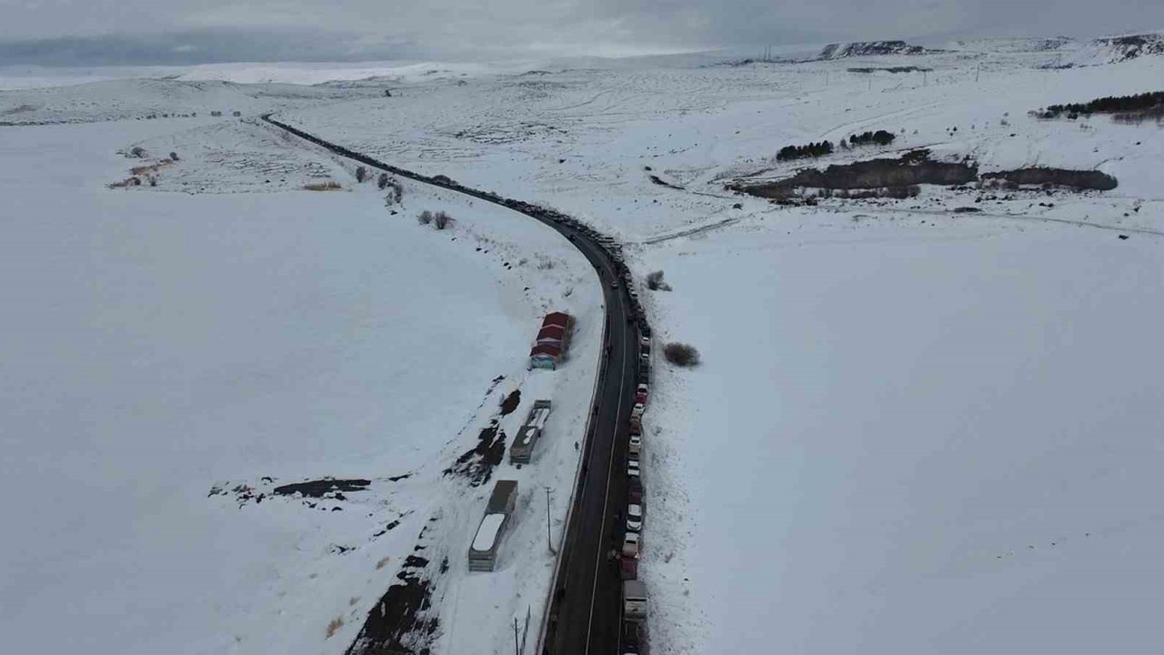 Çıldır Gölü’nde adım atacak yer kalmadı
