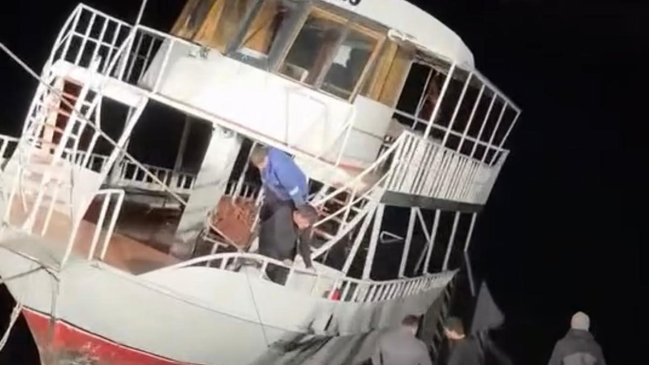 Diyarbakır’da kısmen batan tekne halat yardımıyla kurtarıldı
