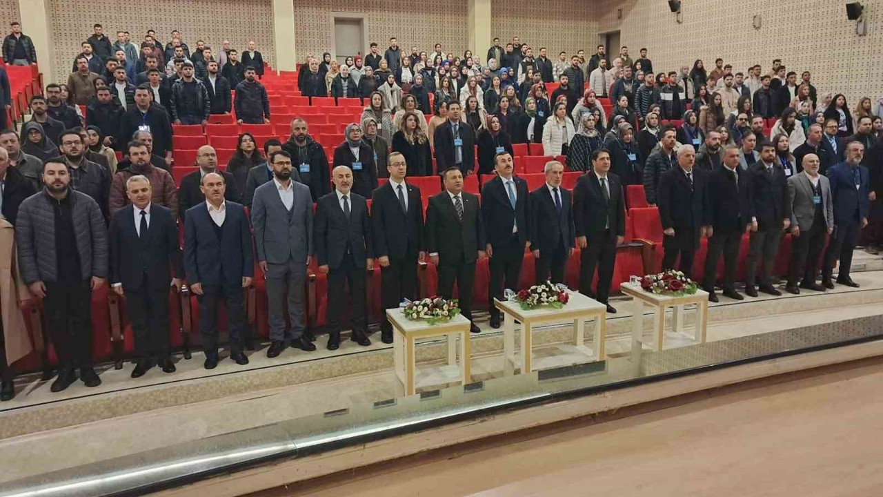 Kilis’te ’Küresel Tehditler Karşısında Manevi Vatan ve Aile’ çalıştayı düzenlendi
